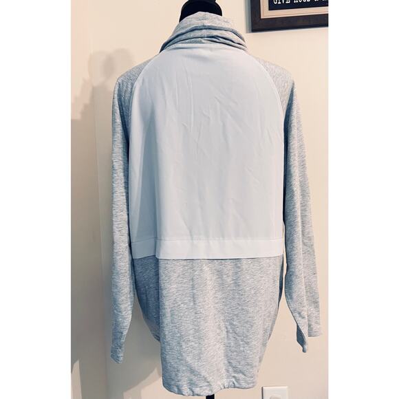 Chico's Zenergy Heather Gray Pullover Top sz 2 - Picture 2 of 2